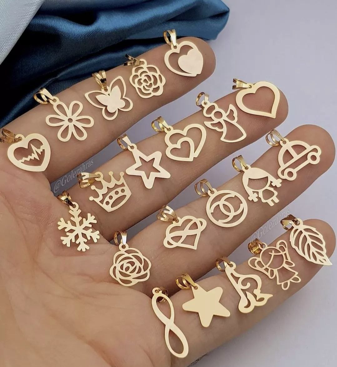 آویزهای طلا با طرح‌های متنوع گل و پروانه و قلب