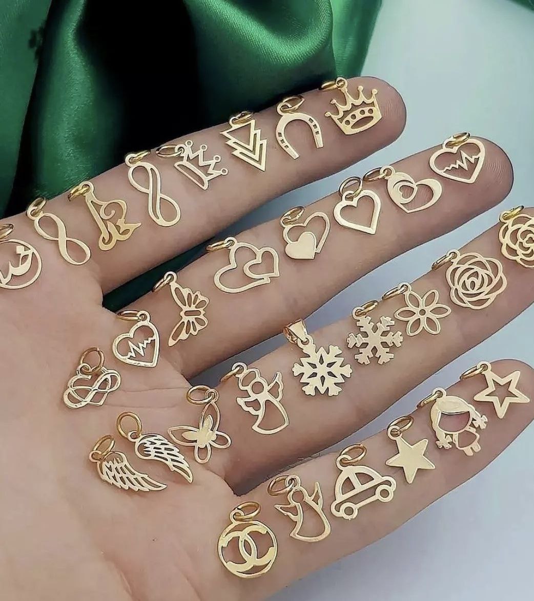 نمونه آویزهای طلا با طرح‌های حروف و اعداد