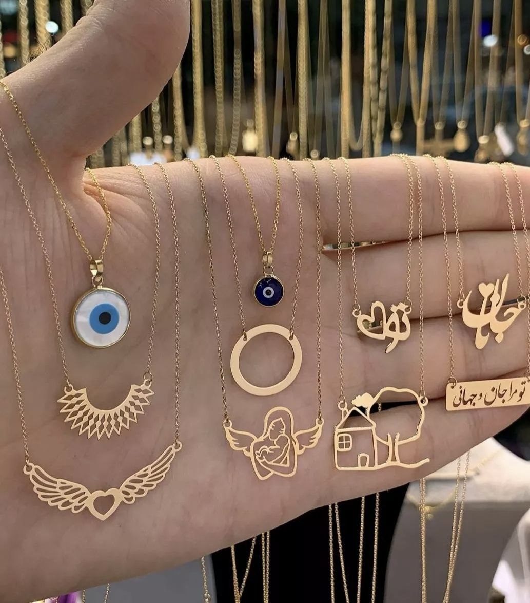 مجموعه گردنبندهای طلا با طرح‌های فارسی و مدرن